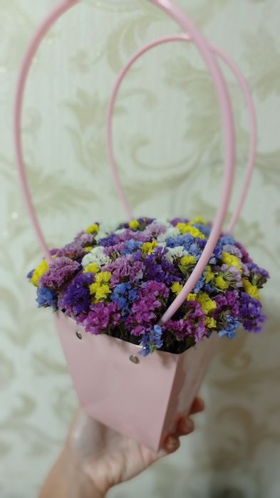 Квіткова композиція із сухоцвітів у подарунковому кошику