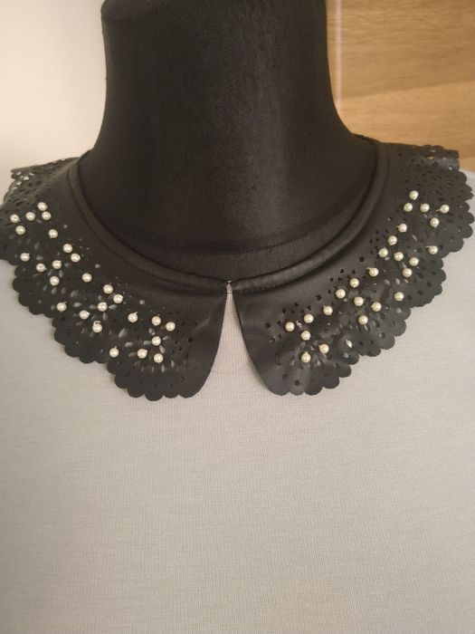 Jasnoszara bluzka Mohito z czarnym kołnierzykiem S