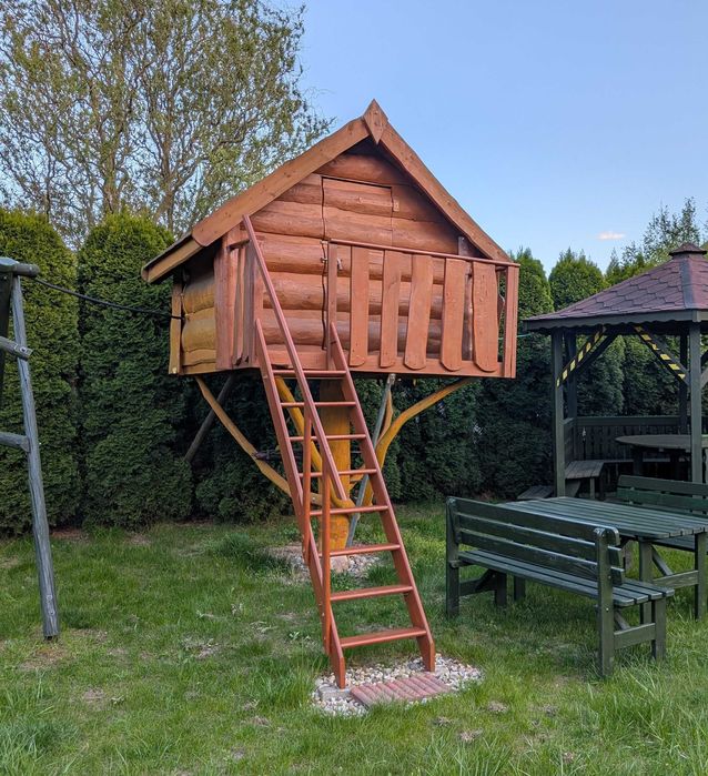Drewniany domek na kurzej łapce