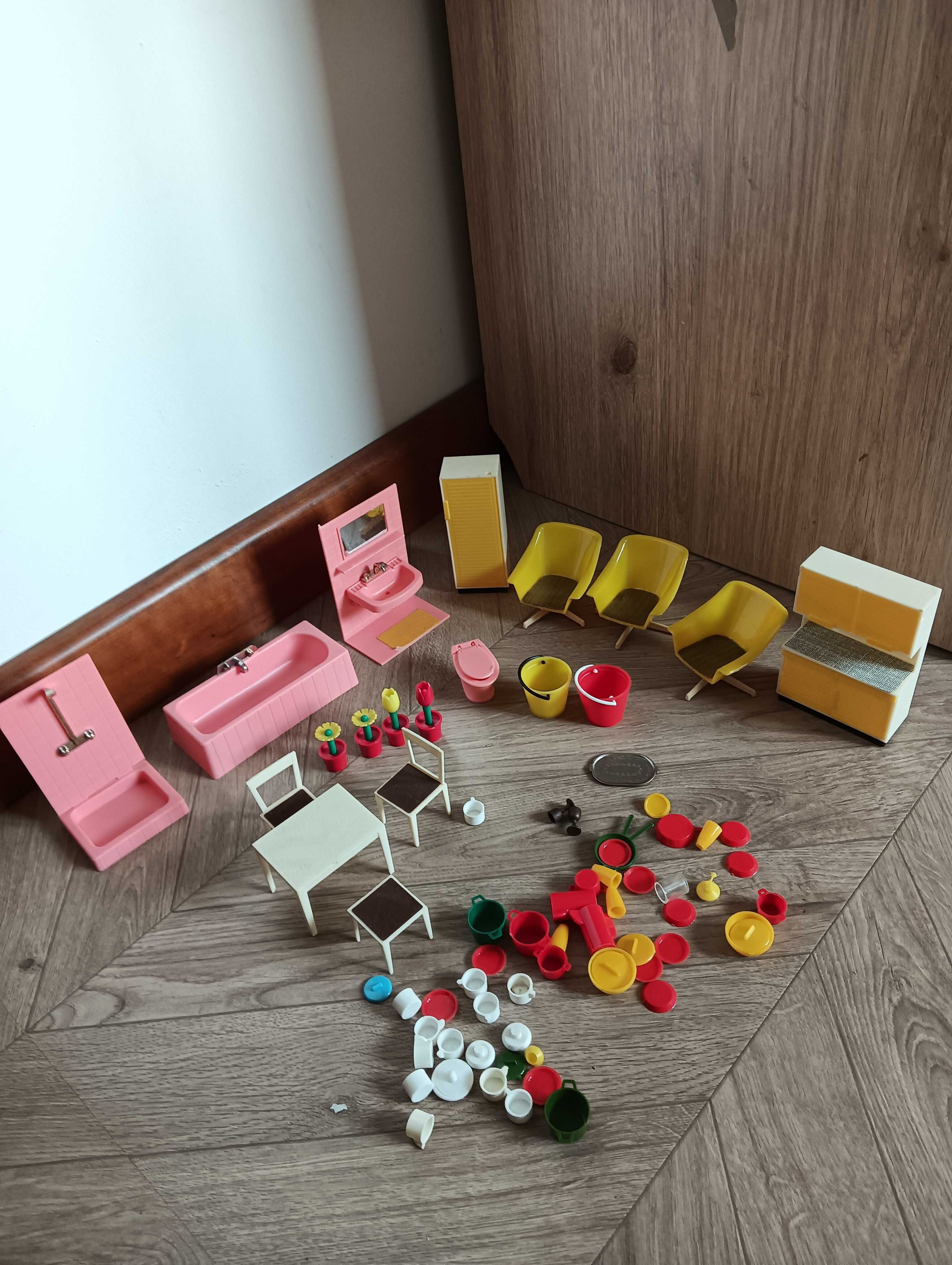 Mebelki dla lalek łazienka kuchnia + naczynia plastikowe stare 60/70