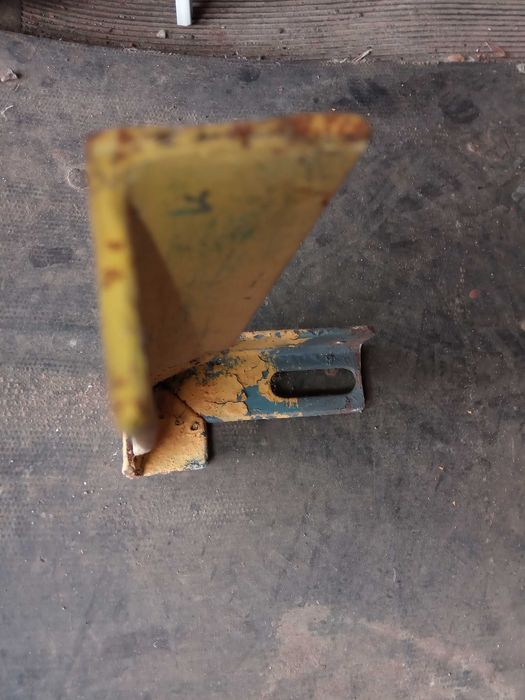 Уголок для полки