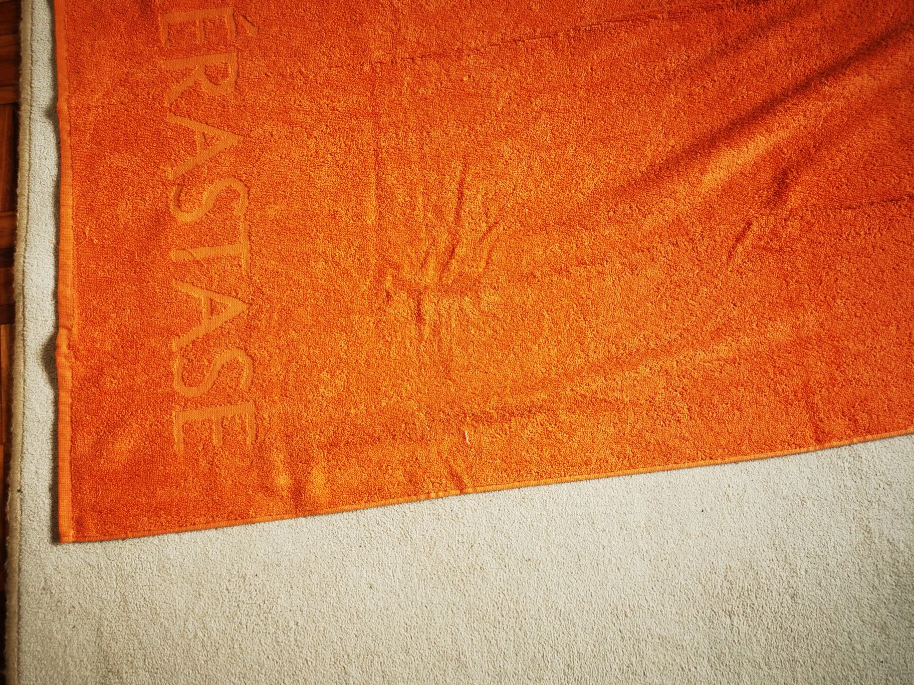 Duas toalhas cor de laranja
