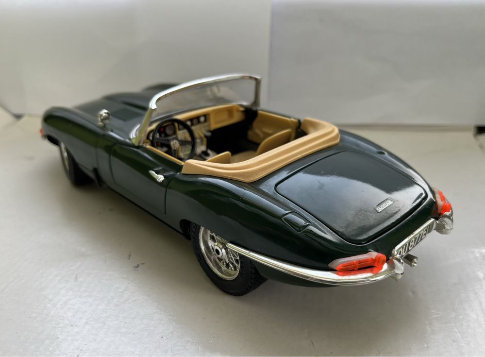 Model samochodu w skali 1:18 Jaguar E Type Bburago Burago