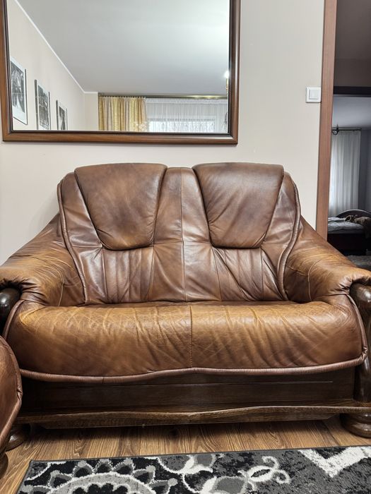 Zestaw wypoczynkowy skórzanych mebli na drewnianym stelarzu 3+2+1