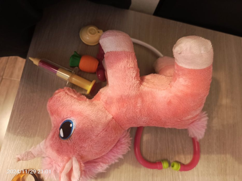 Pluszak zabawka jednorożec interaktywny weterynarz lekarz u lekarza