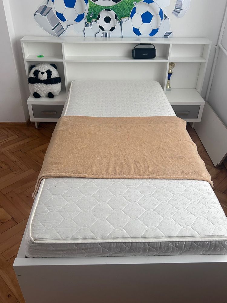 Łóżko z materacem