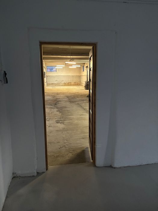 Hala/Magazyn o powierzchni  200 m²  z dużym parkingiem