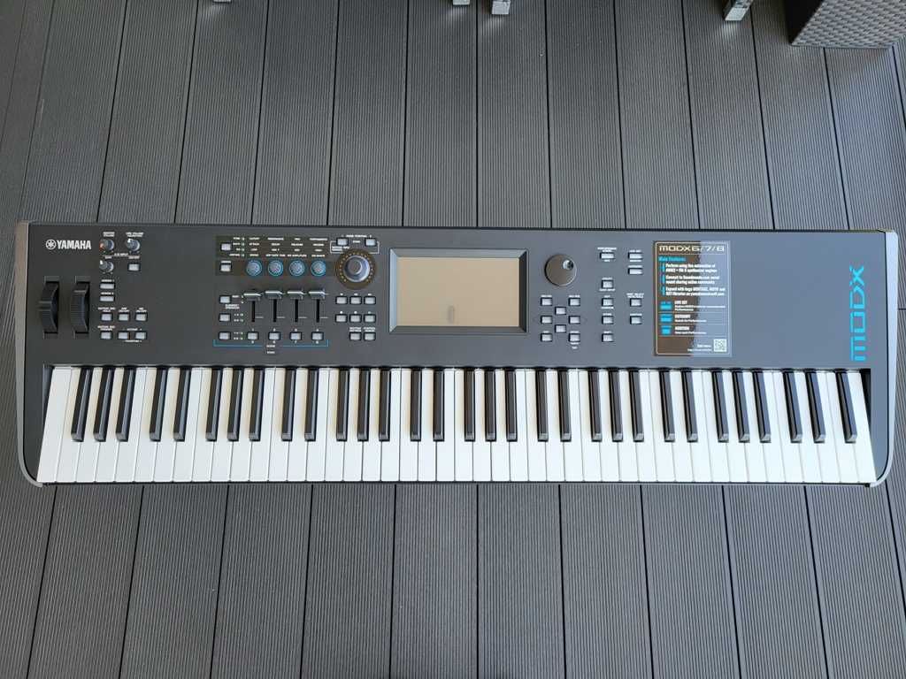 Yamaha MODX7 + pokrowiec