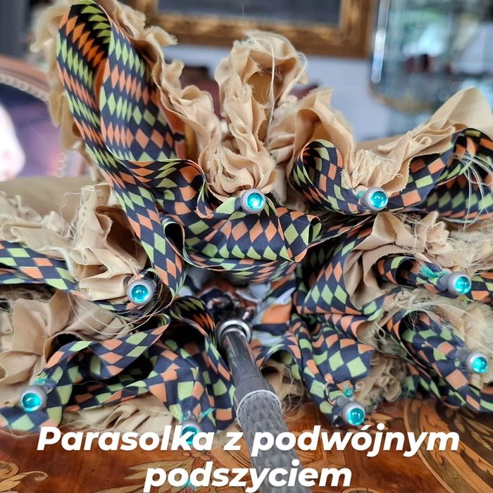 Parasolka z podwójnym podszyciem, pięknie ozdabiana