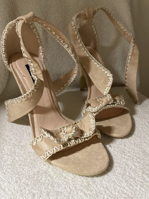 Бежеві туфлі з відкритим носком