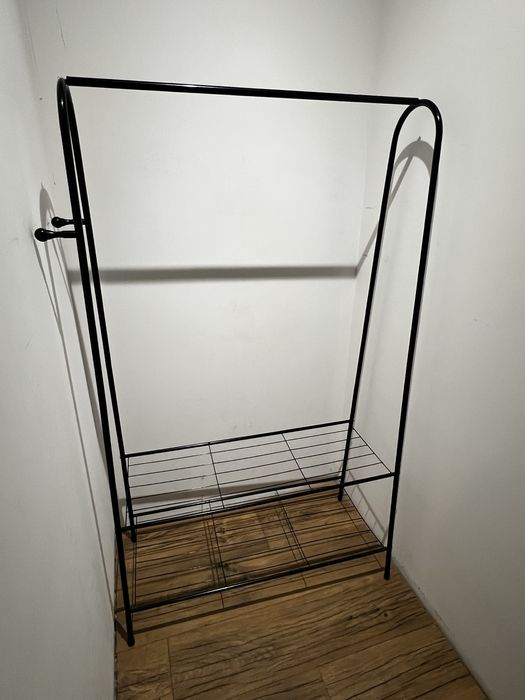 metalowy stojak wieszak