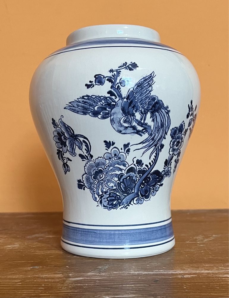Delft Blue. Porcelanowa amfora, ręcznie malowana