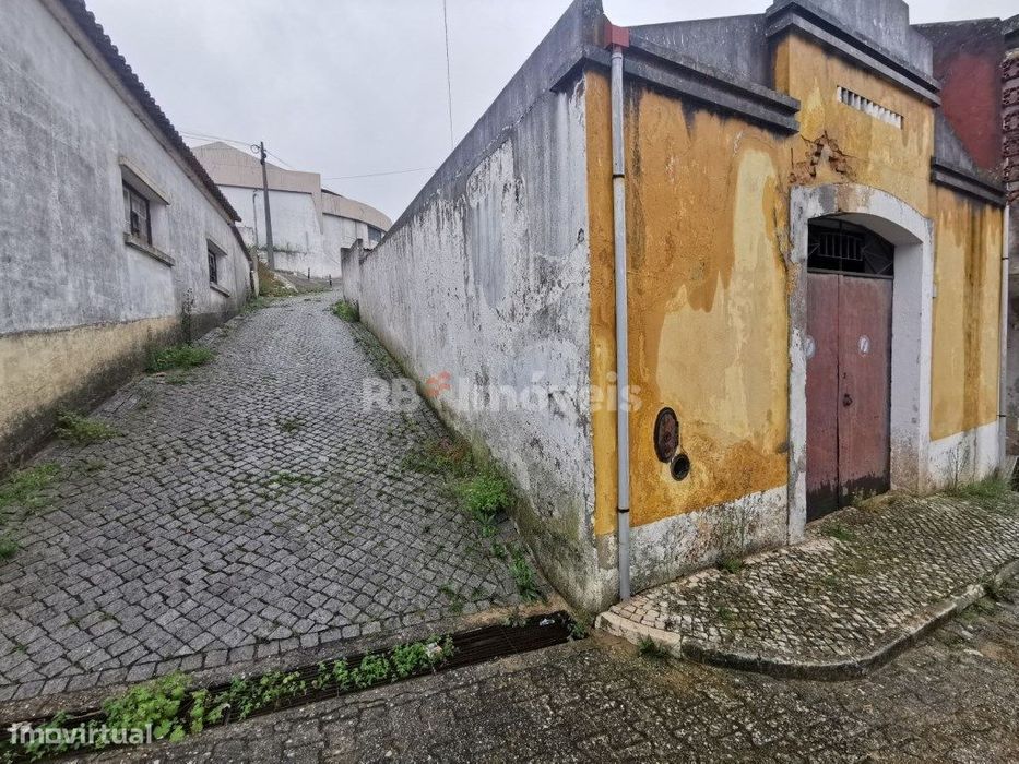 Armazém situado no centro de Vila nova da Barquinha