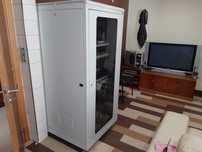 Bastidor grande com porta de vidro e duas ventoinhas de ventilação