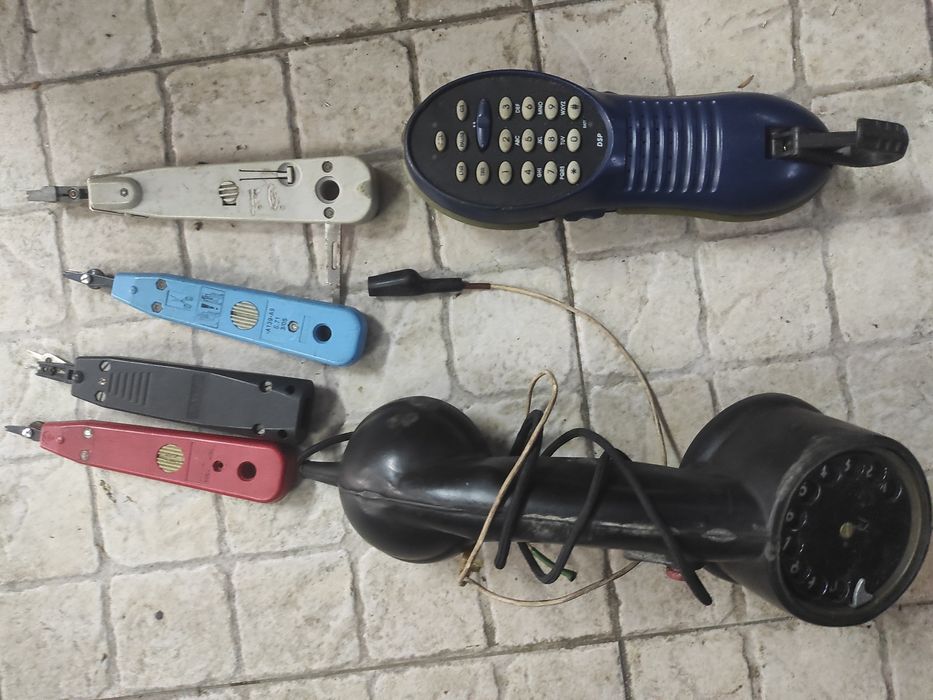 Intercete telefónico e tesouras de cravar em blocos