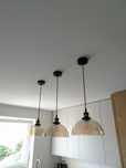 Lampy wiszące trzy sztuki, szklany klosz – stan bardzo dobry