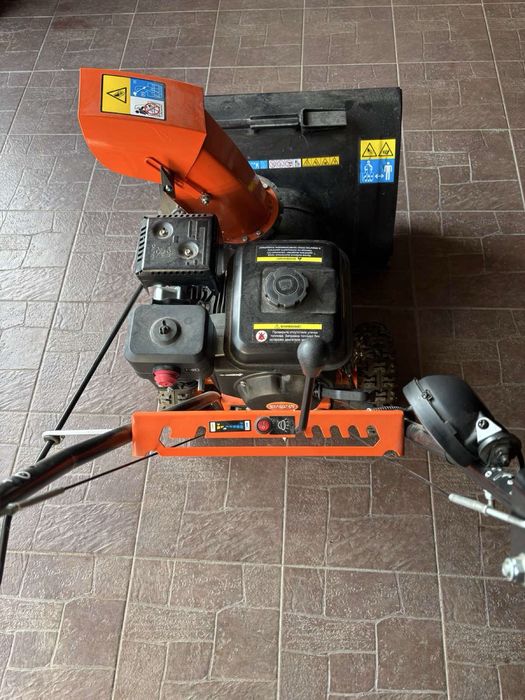 Продам двухступенчатый снегоуборщик бензиновый SEQUOIA SST6556