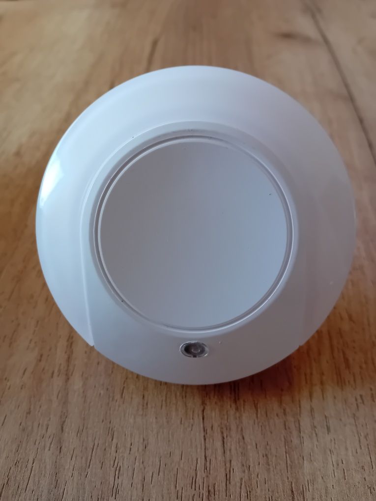 Lampa z czujnikiem zmierzchu do wewnątrz.