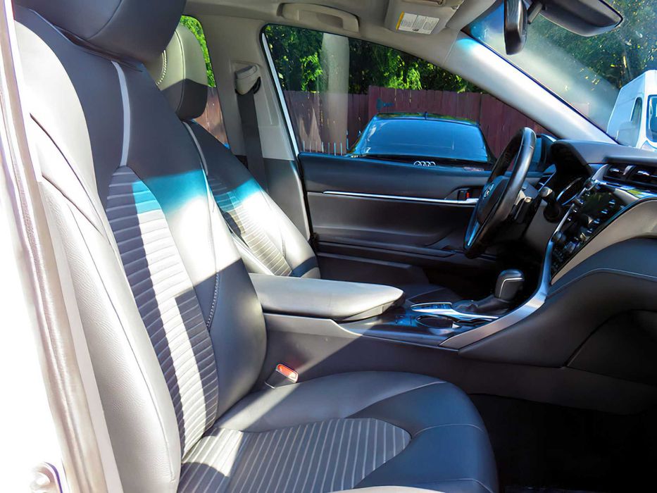 Toyota Camry Hybrid      2019