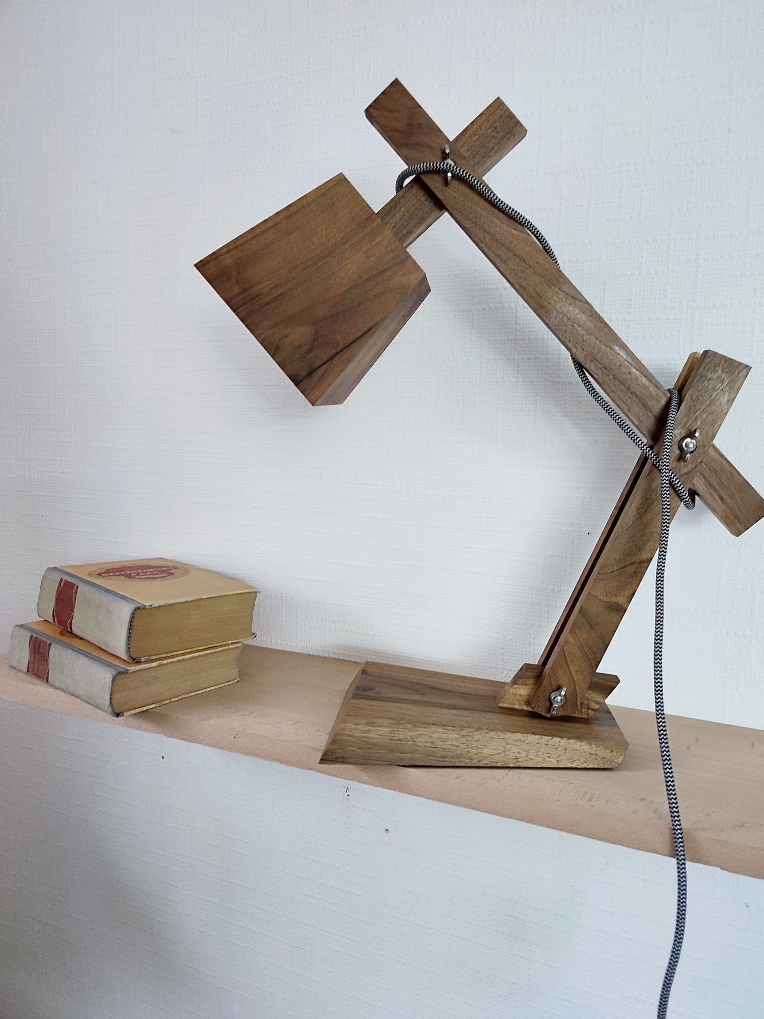 Дерев'яна настольна лампа ручної роботи