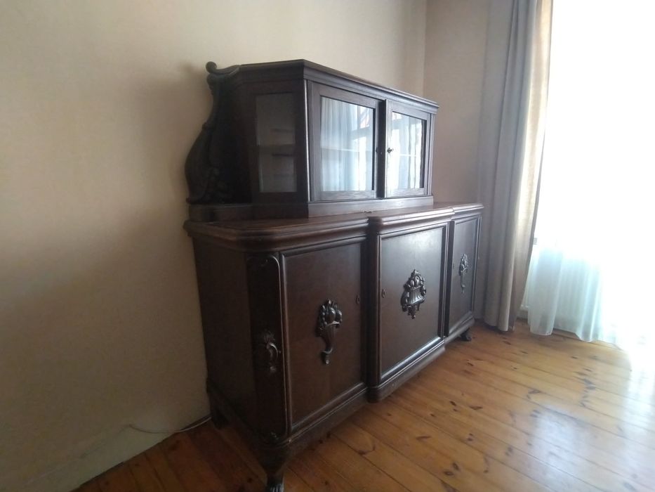 Zabytkowy kredens z kryształowymi szybkami