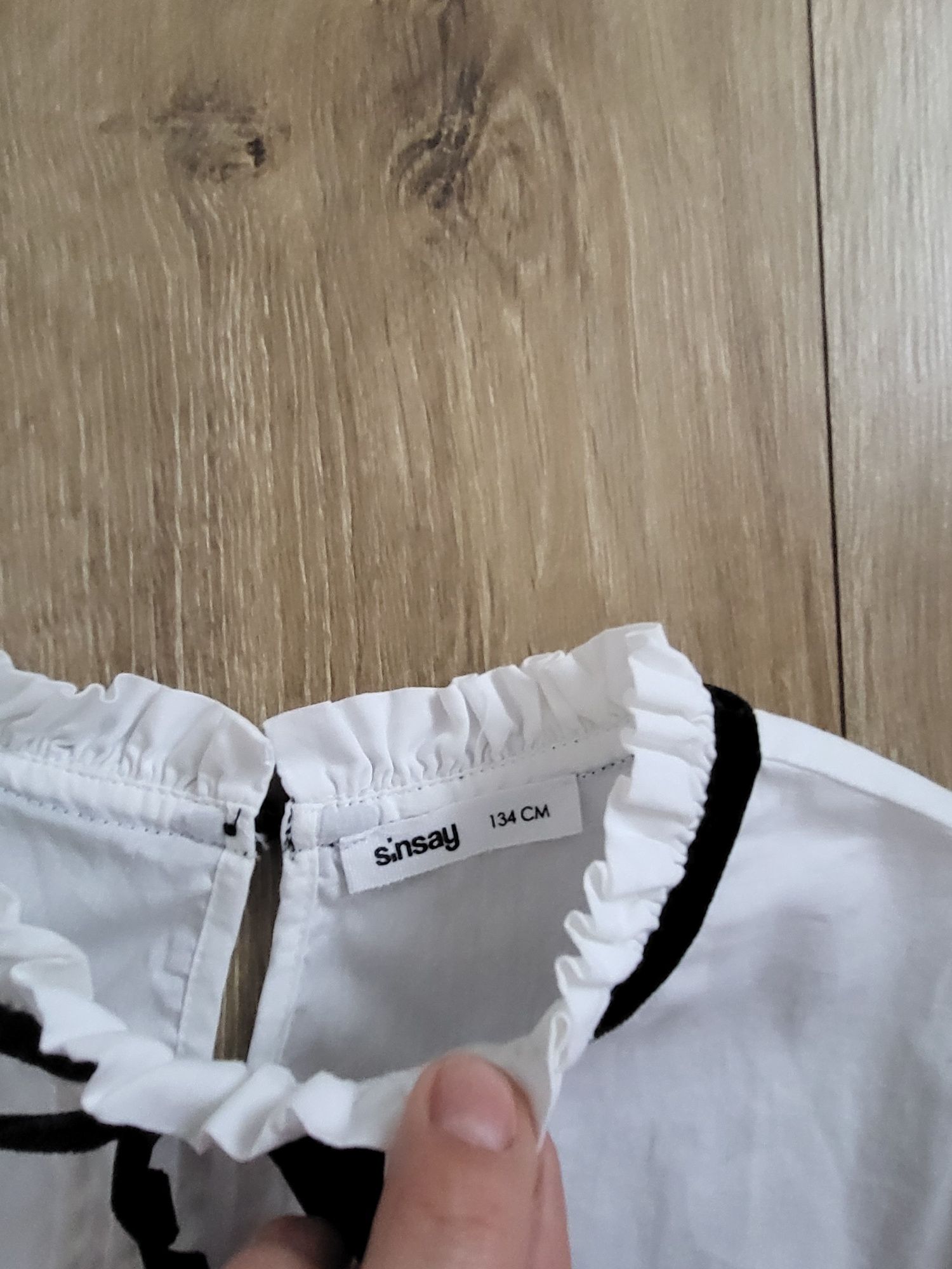 Biala koszula z czarną aksamitką Sinsay r.134