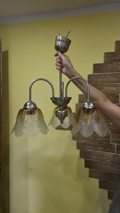 Люстра з плафонами у вигляді тюльпанів