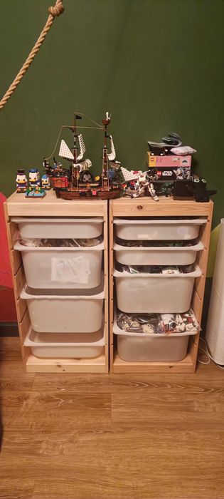 Trofast z pojemnikami plastikowymi