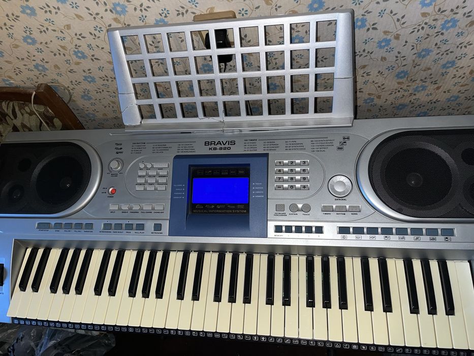 Синтезатор BRAVIS KB-820 + підставка