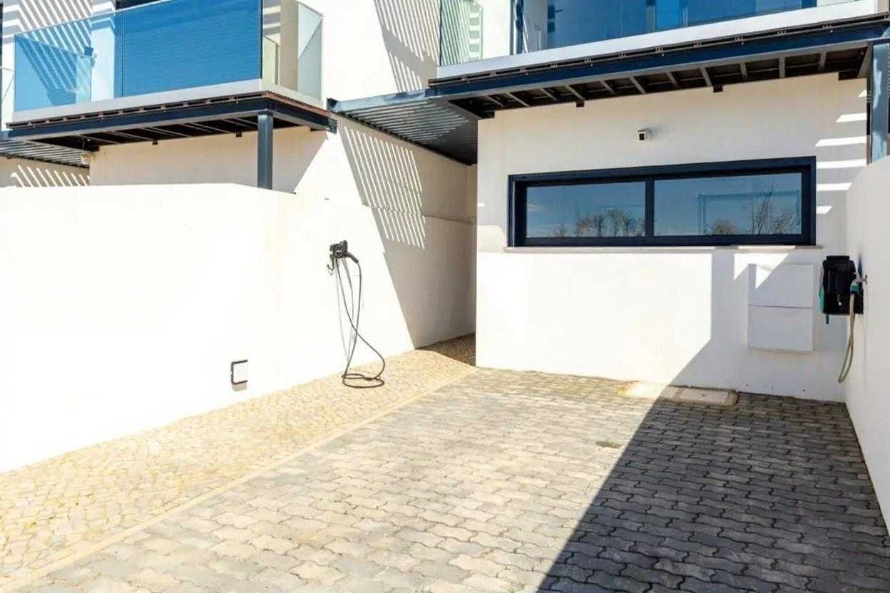 Novo Villa T3 em Olhão - Novo Cozinha, Jardim Privado, AC, Carregador