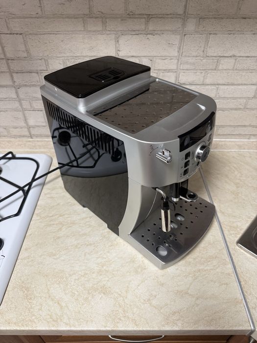 Кавомашина DeLonghi Magnifica S ECAM 22.110sb 2022 рік як нова
