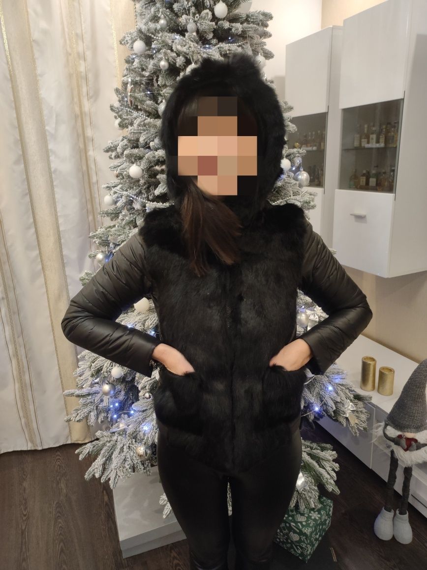 Куртка жіноча чорна з натуральним хутром.