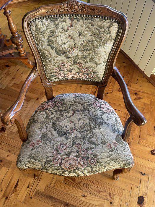 krzesła w starym stylu