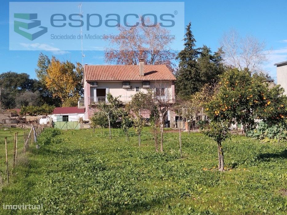 Moradia com quintal e garagem