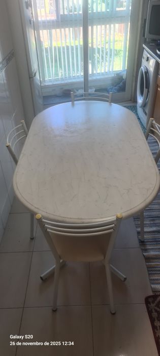 Mesa de cozinha  e cadeiras