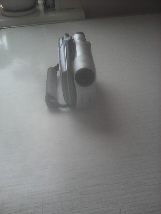 Продам видеокамеру Canon DC95 на запчасти.