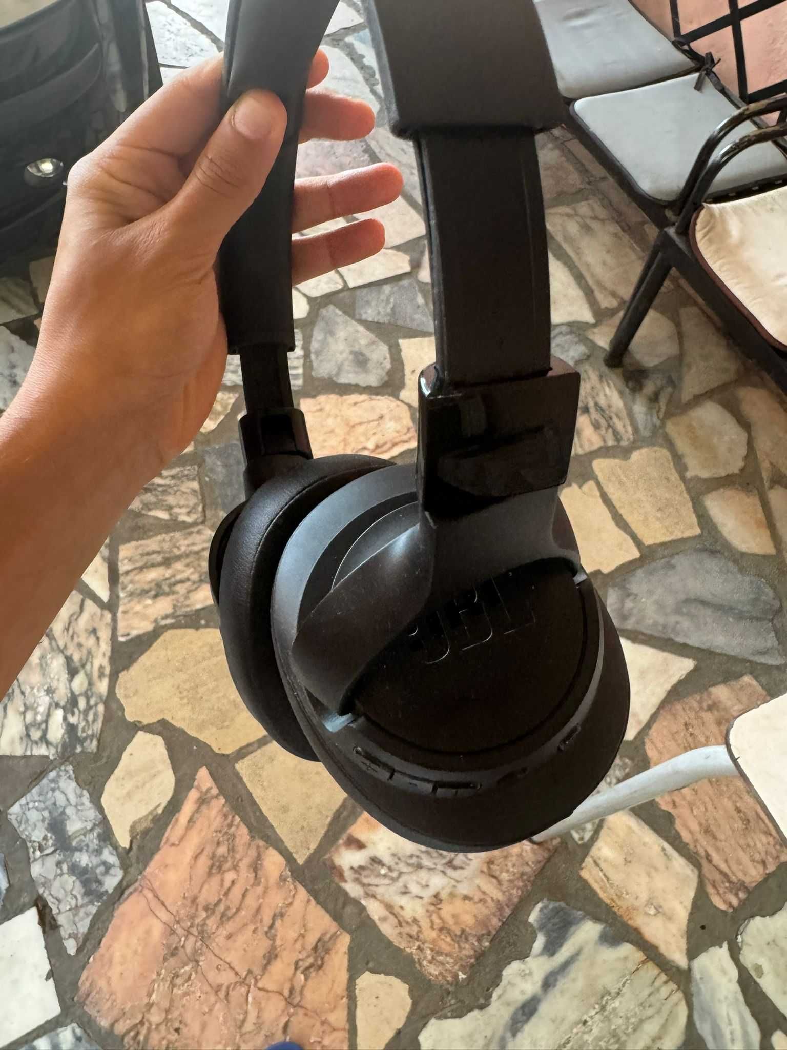 Auscultadores JBL Tune 820 - Cor Preta