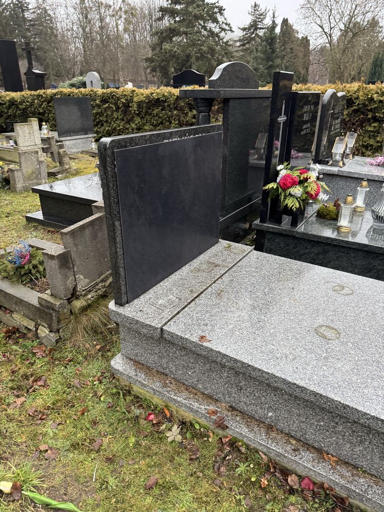 Powązki Wojskowe Wawa , Grób, Grobowiec Murowany 4 Katakumby ,Odstąpię