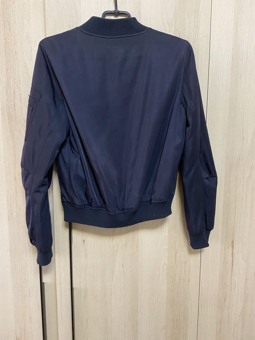 Жіноча куртка-бомбер