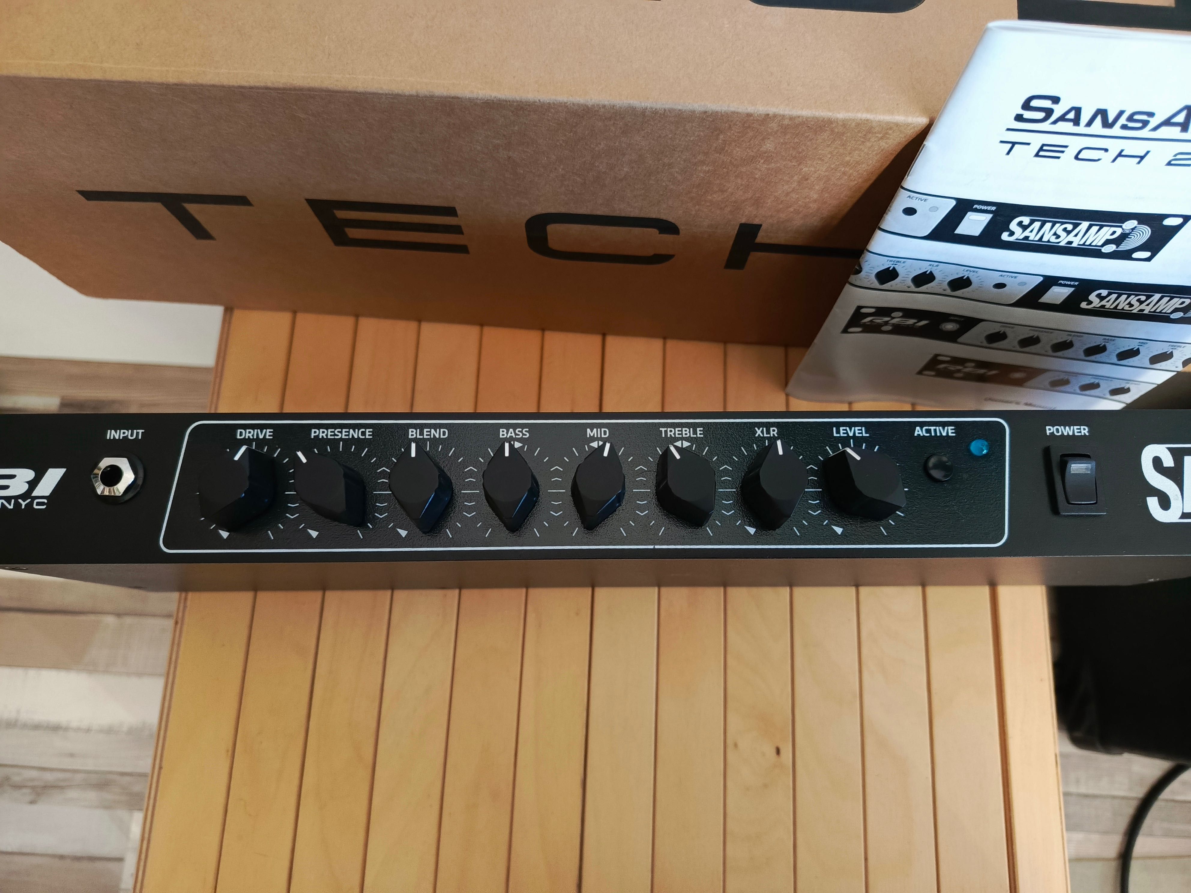 TECH 21 SanSamp RBI preamp do basu gitary basowej