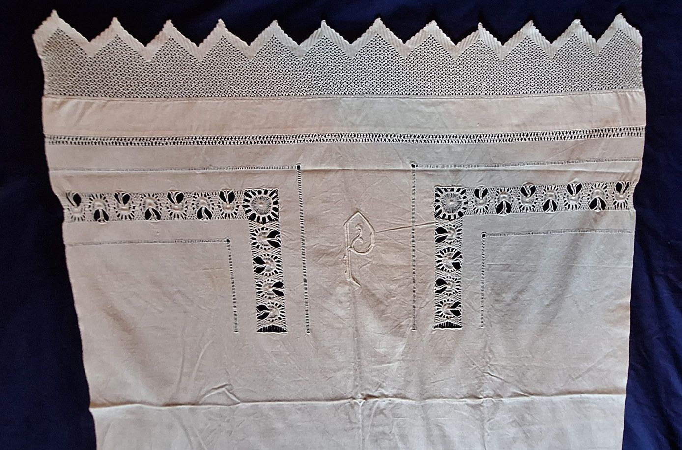 Toalha de lavatório em linho renda e 2 monogramas bordados antiga 1930