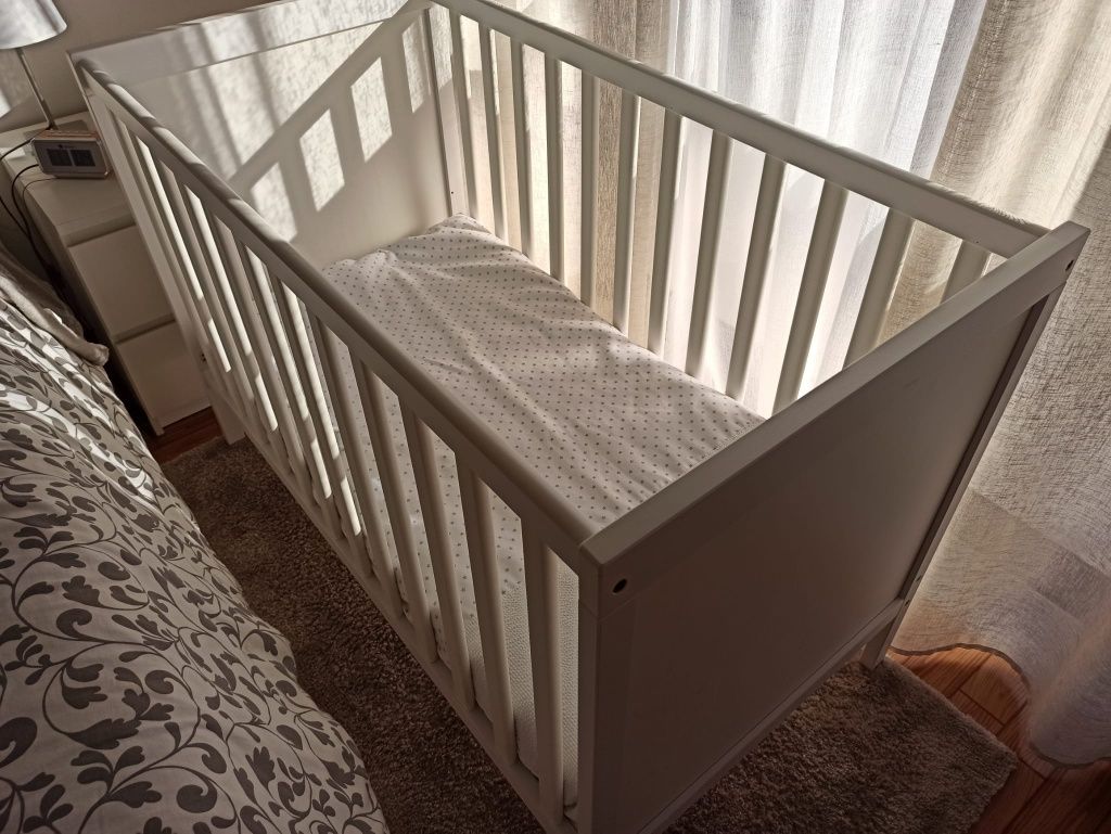 Cama de bebé e colchão viscoelástico