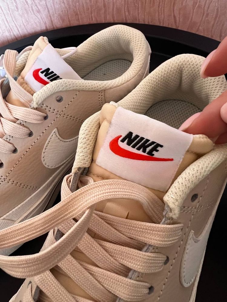 Нові жіночі кросівки Nike