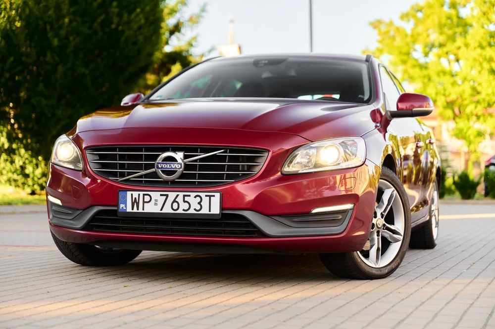 Volvo V60 B4 | SUPER BORDO | xenony | szyber dach | hak | ZAREJESTROWANE