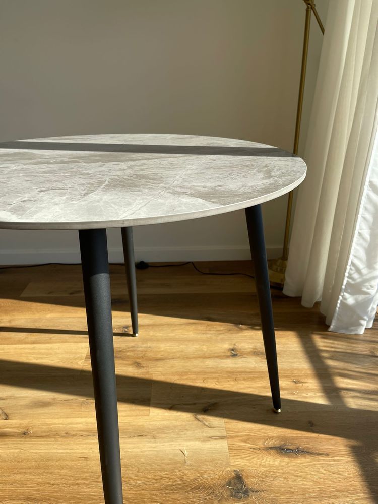 Mesa de jantar de Marmore cinzenta com pernas de metal