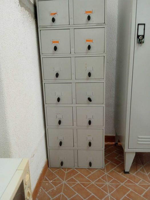 Arquivadores Metálicos de Gavetas com Suporte