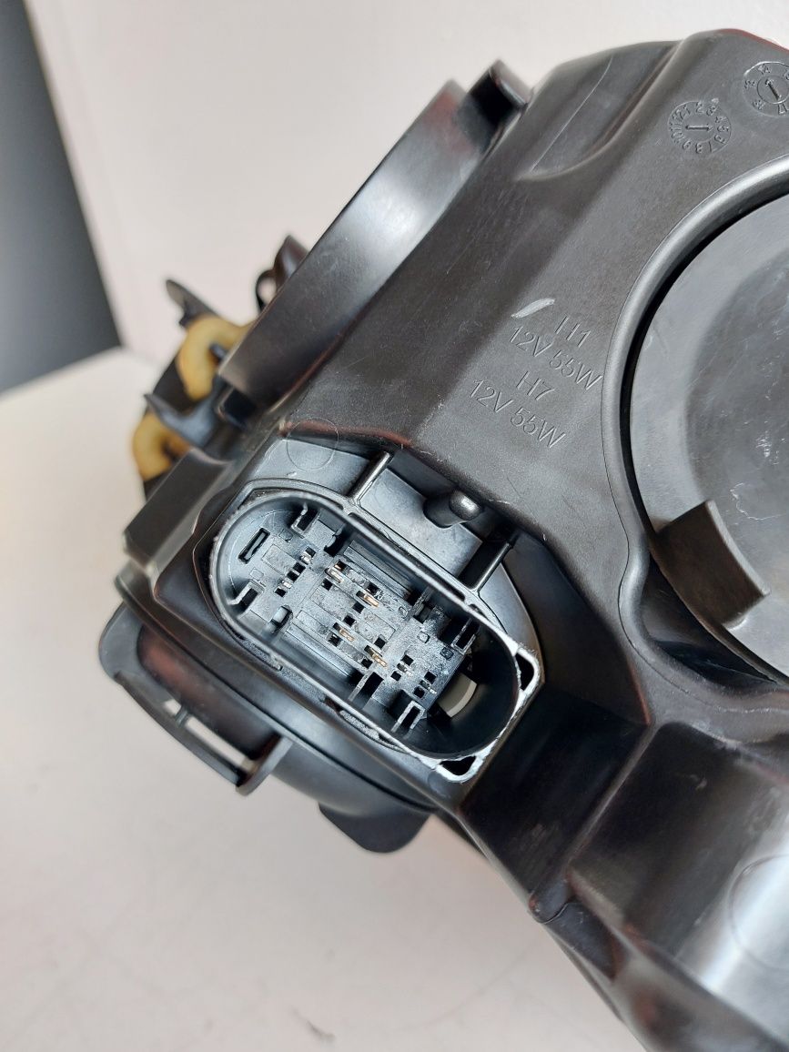 Lampa przednia prawa Ford Focus Mk3 zwykła Europa