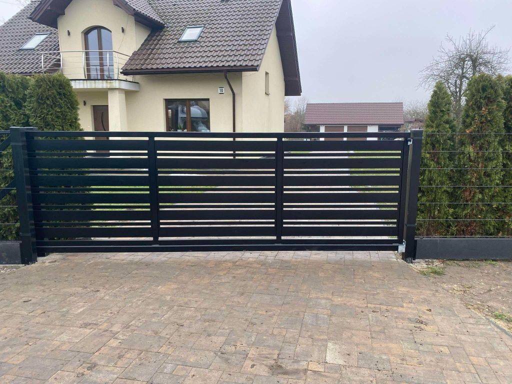 Brama nowoczesna dwuskrzydłowa , przesuwne , balustrady