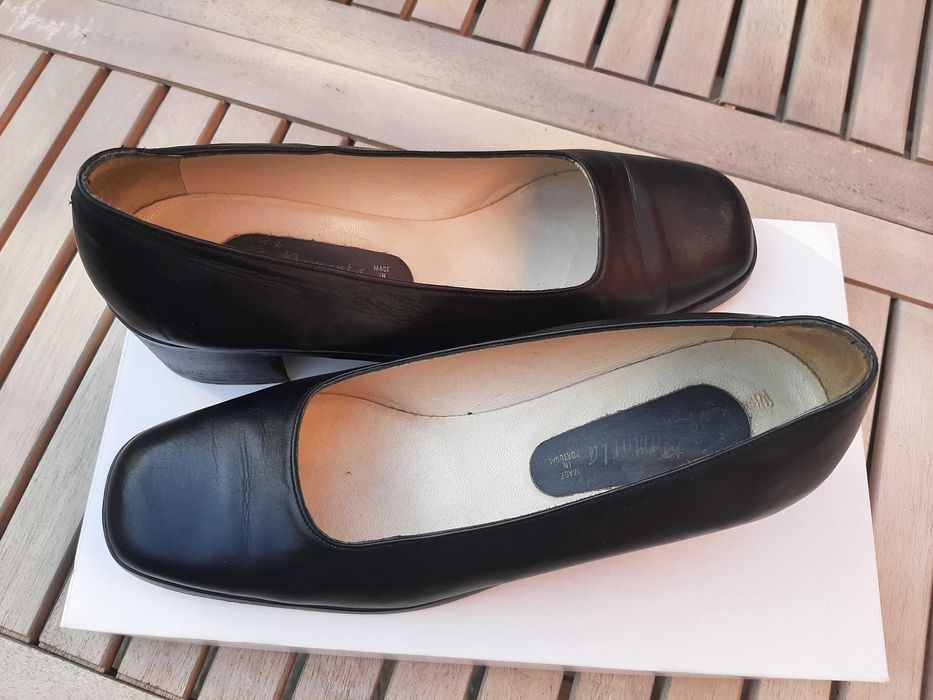 Sapatos elegantes e confortáveis em pele.