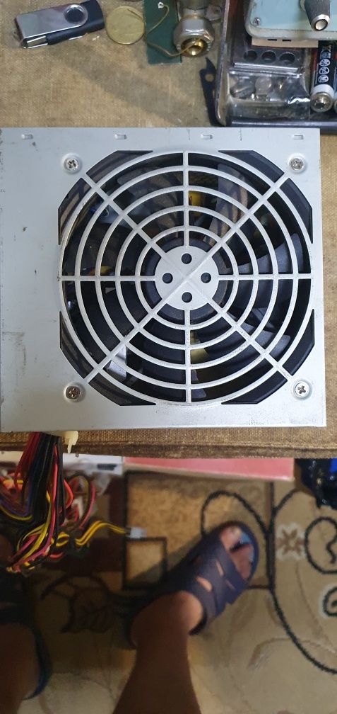 Продам блок питания на Foxconn на 400w в рабочем состоянии.